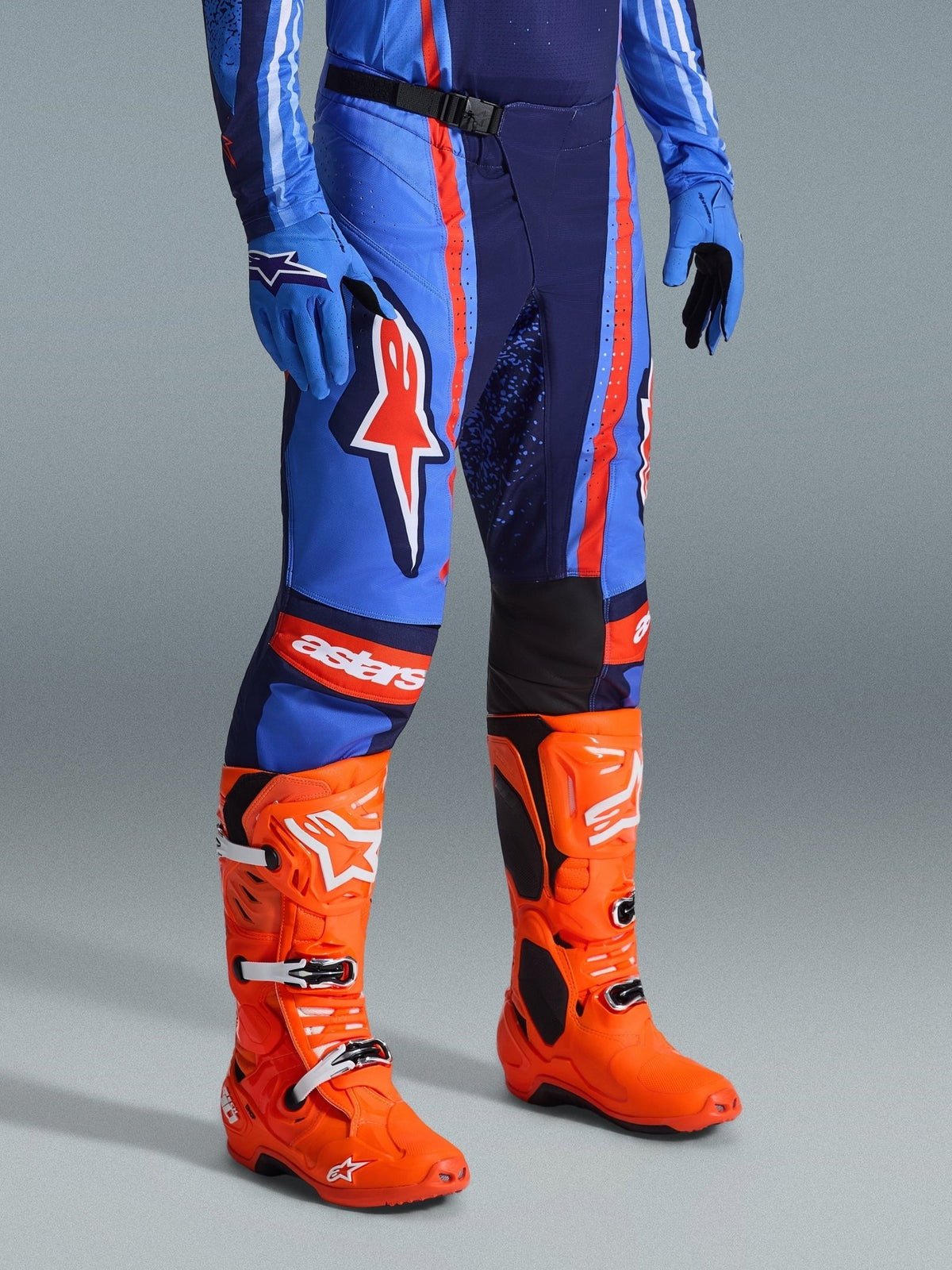 Alpinestars Techstar Nomur Pantalon de Motocross Bleu Foncé, Orange et Bleu UCLA - MxProStoreParts