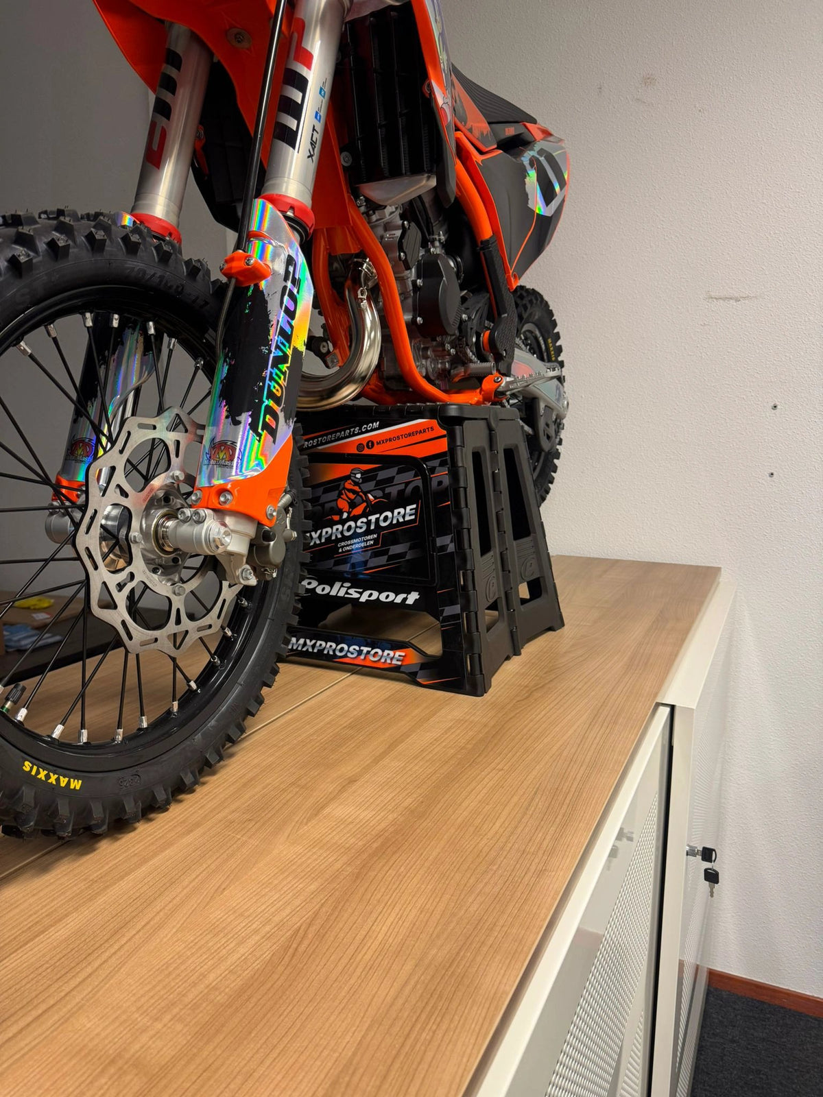 Polisport Taburete plegable - Edición MXProStore | Naranja/Negro - MxProStoreParts